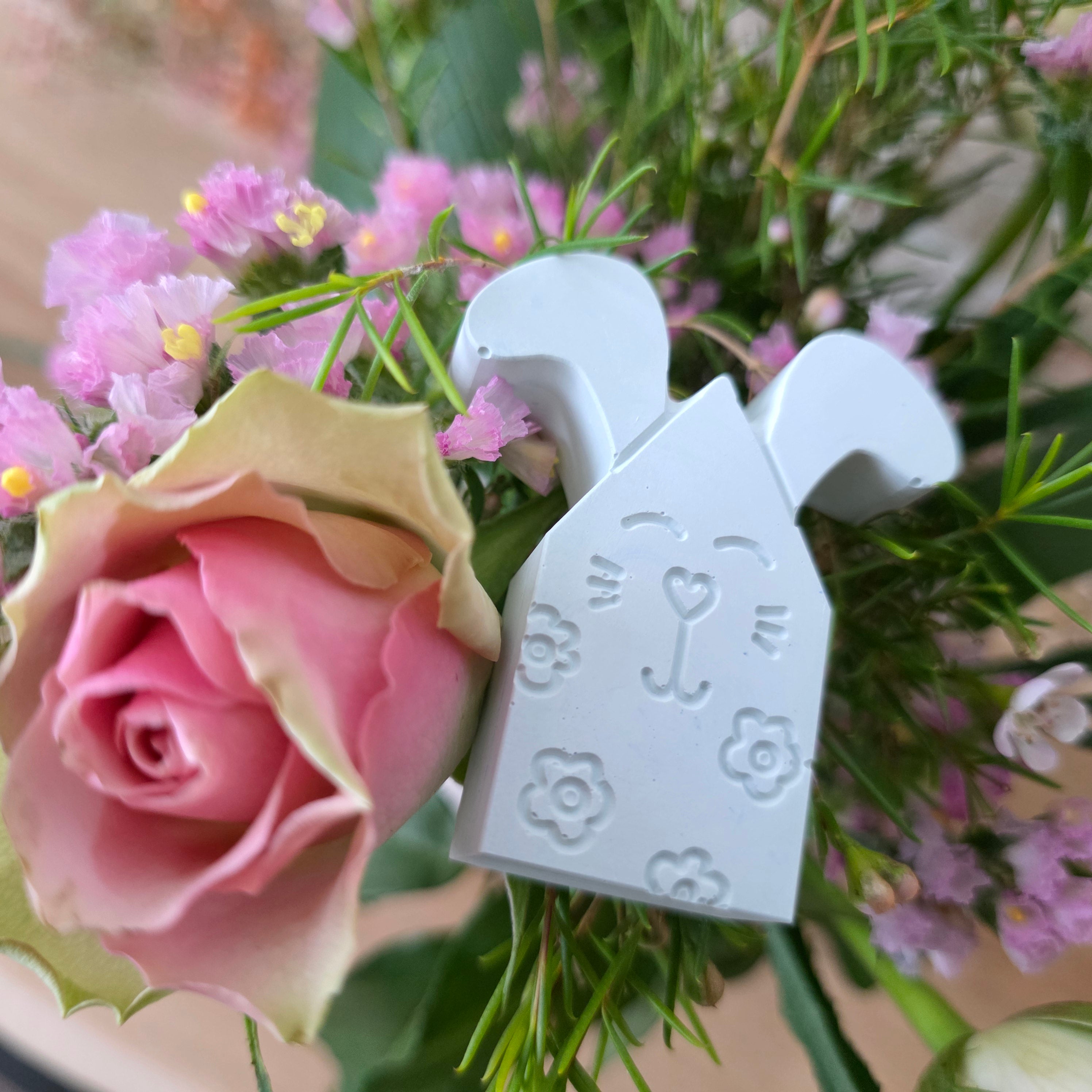 Silikon – Gießform – Hasenhaus Blütenfreude – mit Ohren & Blumen-Gravur
