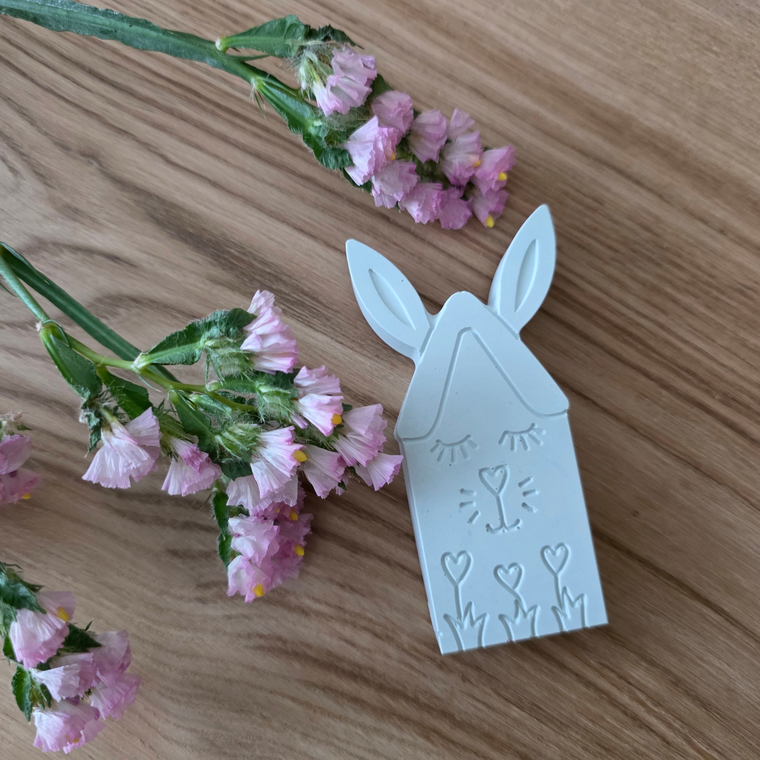Silikon-Gießform Hasenhaus Tulpenzauber Haus mit Ohren & Frühlingsgravur – Ansicht 3