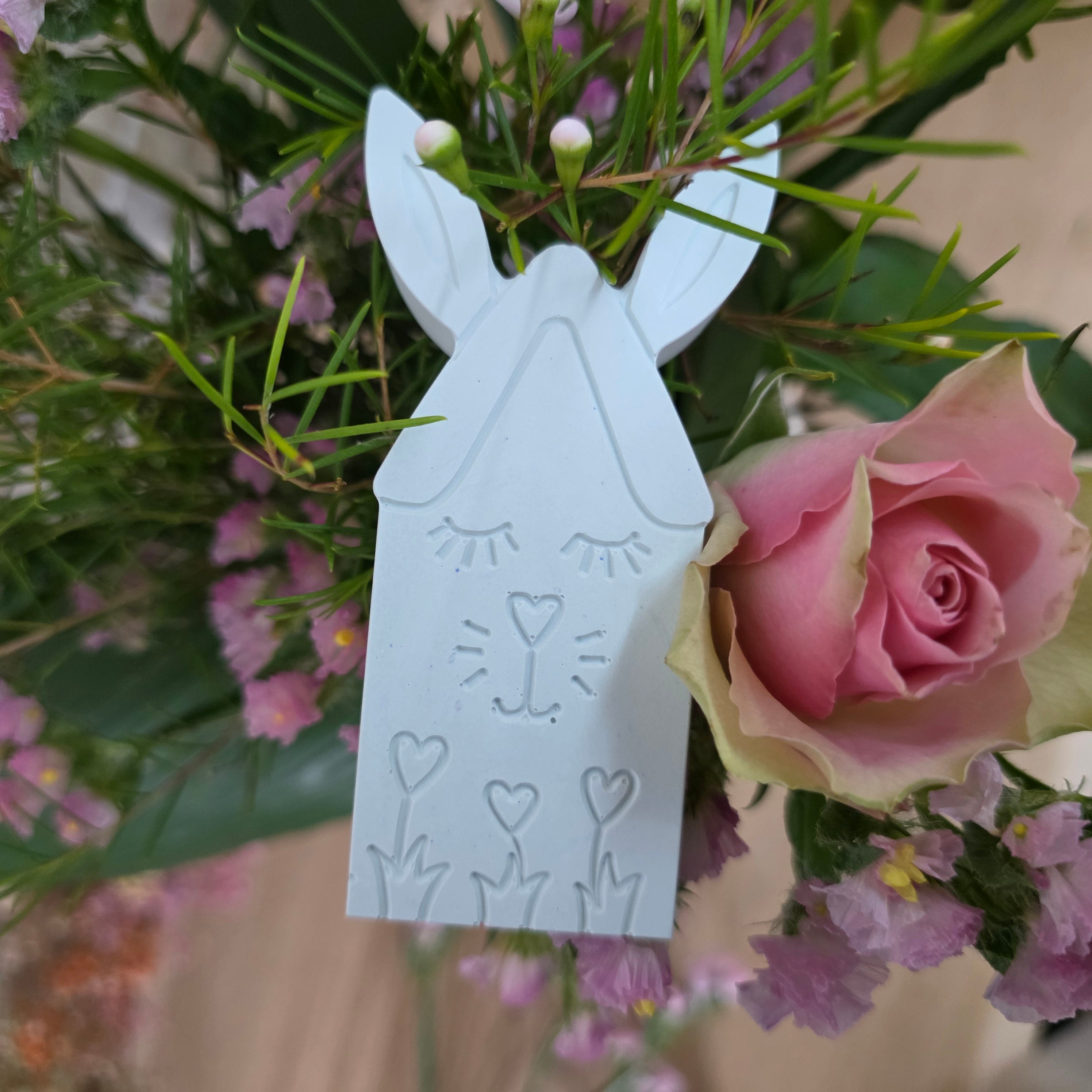 Silikon-Gießform Hasenhaus Tulpenzauber Haus mit Ohren & Frühlingsgravur – Ansicht 4