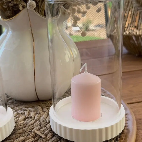 Windlicht mit Rillen als Kerzenhalter, rosa Stumpenkerze, Glas und Trockenblumen